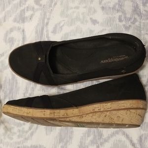 Wedge closed toe grasshoppers